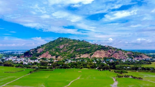 Nằm trên dãy núi Thất Sơn của tỉnh An Giang, vì sao núi Sam chỉ cao có 284m lại cuốn hút người ta đến kỳ lạ?