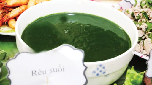 Thứ rau dại này ở Cao Bằng lạ luôn, cả đời bơi dưới suối, nấu canh ăn mát lòng mát dạ