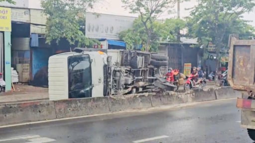 Lật xe tải ở Bình Chánh, tài xế mắc kẹt bên trong, giao thông ùn ứ