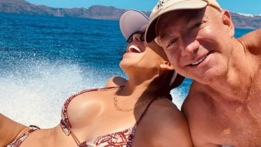 Tỷ phú Jeff Bezos và hôn thê nghỉ dưỡng trên siêu du thuyền trước thềm lễ cưới