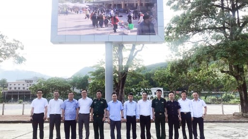Cụm thông tin điện tử công cộng: Vượt thách thức về địa lý và ngôn ngữ đưa thông tin tới vùng biên giới