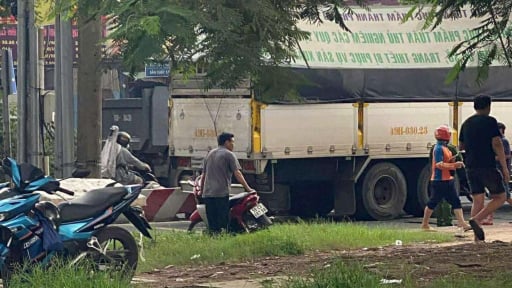 Va chạm giữa xe tải và xe máy ở chợ đầu mối Thủ Đức, 2 người tử vong
