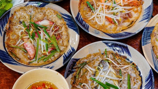 Đặc sản Huế, bắt cá kình đầm Chuồn ở đầm Tam Giang đúc bánh xèo đãi đại gia