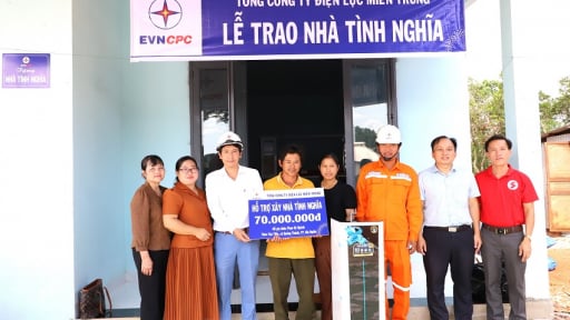 
Công ty Điện lực Đắk Nông bàn giao 2/5 căn nhà tình nghĩa do EVNCPC hỗ trợ năm 2025