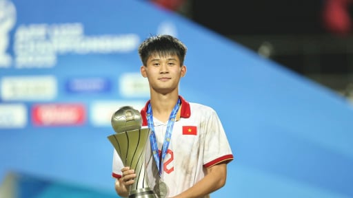 'Phil Foden xứ Nghệ': Thi đấu chuyên nghiệp từ năm 18 tuổi, là thành viên U22 Việt Nam
