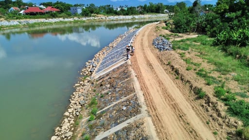 Thi công ì ạch tại kè trăm tỷ ở Đà Nẵng, người dân nơm nớp lo