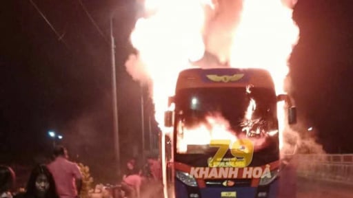 Khánh Hòa: Xe khách cháy dữ dội trên quốc lộ 1, nhiều hành khách may mắn thoát nạn