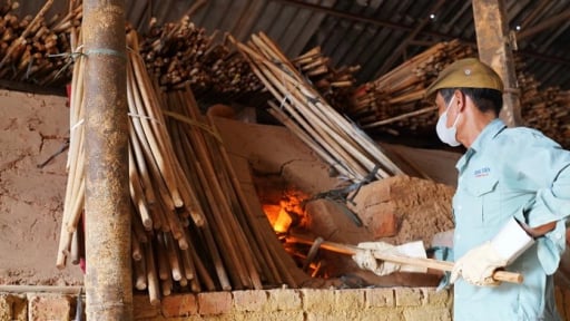 Trong ngôi làng cổ Bắc Giang, dân đang 'thuần phục' 2 thứ gì mà hễ ra lò là vạn người mê?