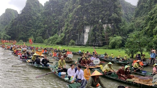 Hàng trăm đại biểu, du khách “đội mưa” tham dự lễ khai mạc “Sắc vàng Tam Cốc – Tràng An”