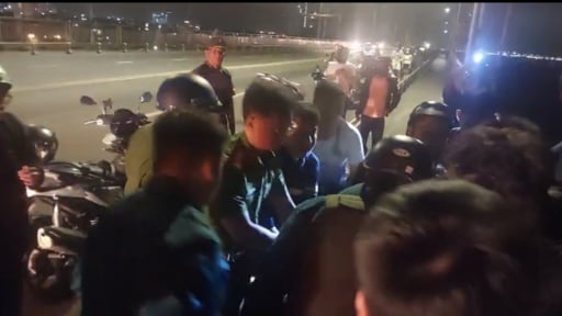 Ngăn chặn nam du khách định nhảy cầu Đà Nẵng vì buồn chuyện tình cảm