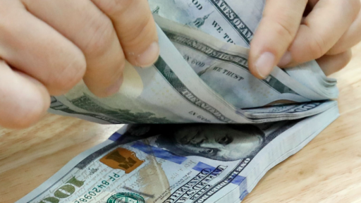 Giá USD hôm nay 24/5: Lao dốc về đáy hai tuần trước bất định thuế quan của Tổng thống Trump