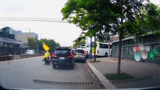 Mở cửa xe ẩu, tài xế ô tô khiến xe ôm công nghệ ngã lăn ra đường rồi bắt đền 3 triệu