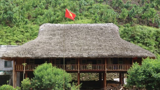 Những nếp nhà sàn lợp lá cọ - nét độc đáo ở vùng cao Lào Cai