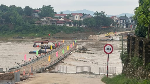 Nước dâng cao, chảy xiết, Phú Thọ 'cắt' cầu phao Phong Châu