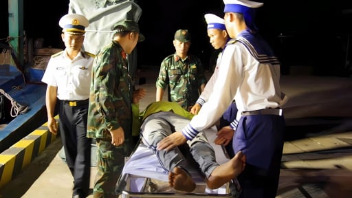 Đảo Trường Sa cấp cứu ngư dân Bình Định trong đêm