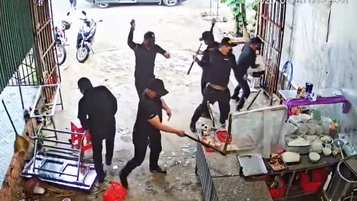 Clip: Nhóm người mặc đồ đen, bịt khẩu trang xông vào đập phá quán phở ở Đắk Lắk