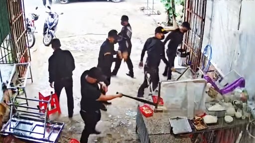 Bắt nhóm người mặc đồ đen, bịt khẩu trang xông vào đập phá quán phở ở Đắk Lắk
