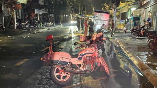 Hai người đi cùng xe máy thương vong sau khi đâm vào đuôi xe tải trong đêm mưa ở quận Bình Tân