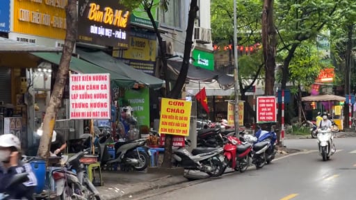 Hà Nội: Nhếch nhác hàng loạt biển quảng cáo 'chen chúc' trên vỉa hè, người đi bộ phải đi dưới lòng đường