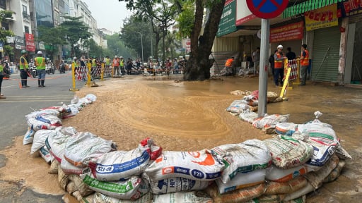 Video: Bùn đất lại trào lênh láng phố Cát Linh, người dân phải di tản