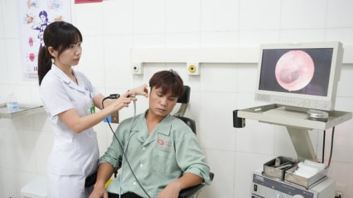 Liệt mặt, mắt không nhắm sau khi va đập vào vùng đầu