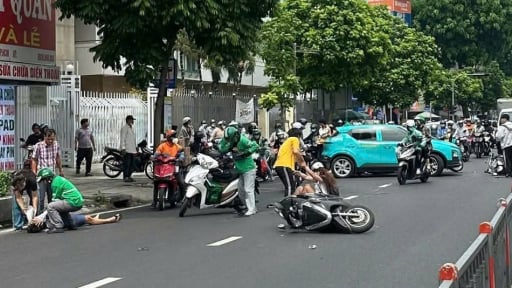 Taxi công nghệ nghi mất lái, va chạm loạt xe máy trên đường 3/2, nhiều người bị thương