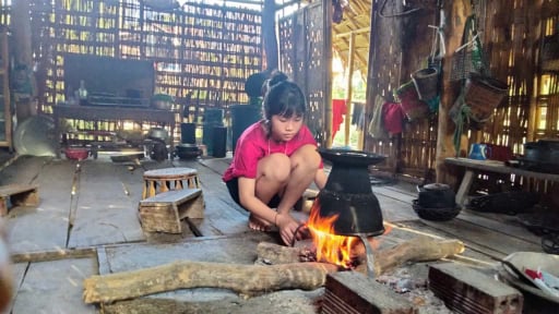 Xót xa bé gái 14 tuổi mồ côi cha mẹ phải đi rửa bát thuê lấy tiền mua sách bút