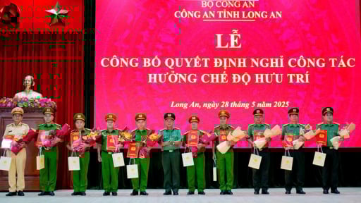 102 sĩ quan Công an tỉnh Long An nghỉ hưu trước tuổi
