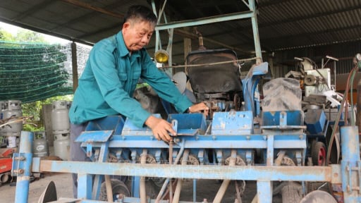 Một nông dân sáng chế máy nhổ lạc, loáng cái nhổ xong 1ha ở Long An, bằng 30 người làm thủ công