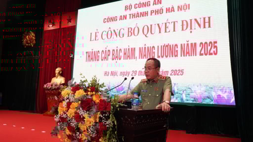 Trung tướng Nguyễn Thanh Tùng, Giám đốc Công an Hà Nội chủ trì lễ công bố quyết định thăng cấp bậc hàm, nâng bậc lương cho cán bộ, chiến sĩ