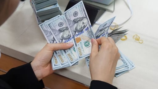 Giá USD hôm nay 30/5: Trong nước đồng loạt 'thăng hoa'
