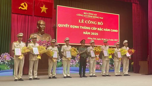 Công bố quyết định nghỉ công tác đối với Phó Giám đốc và 28 cán bộ Công an tỉnh Đồng Nai