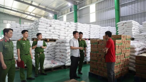 Từ vụ sản xuất mì chính và gia vị giả bị triệt phá ở Phú Thọ, Công an khuyến cáo người dân lưu ý những gì?