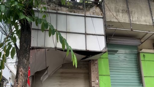 Loạt biển quảng cáo xuống cấp, trơ trụi giữa lòng Hà Nội