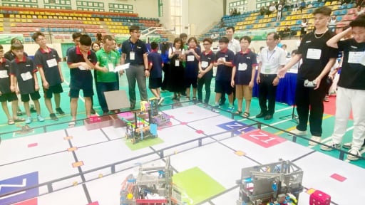 Thầy giáo chia sẻ bí quyết 'vàng' giúp liên minh Hà Nội - Hà Nam giành giải Nhất cuộc thi robot