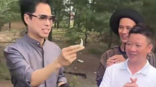 'Ông hoàng nhạc sến' Ngọc Sơn rút đô la Mỹ tặng ê-kip 'Về quê làm giàu' tại Hà Tĩnh