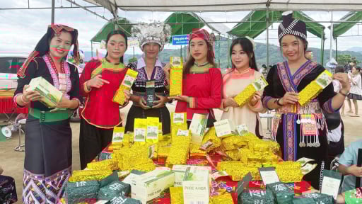 Hấp dẫn hội thi hái chè, sao chè ở Tân Uyên