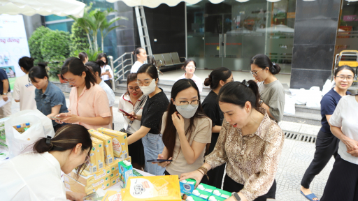 TRỰC TIẾP: Những nụ cười rạng rỡ tại “Phiên chợ gây quỹ từ thiện” 15 năm Dân Việt