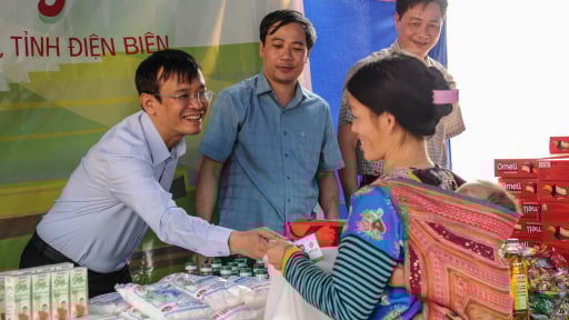 TRỰC TIẾP: “Phiên chợ gây quỹ từ thiện” 15 năm Dân Việt