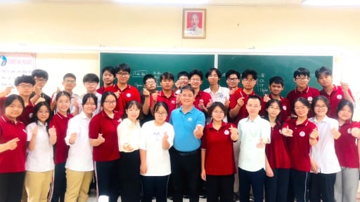 Thầy hiệu trưởng gửi tâm thư đến học sinh thi vào lớp 10 Hà Nội 2025: 'Các con không bao giờ đơn độc'
