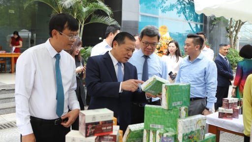 Các vị lãnh đạo Trung ương thăm gian hàng 'Phiên chợ gây quỹ từ thiện' 15 năm Dân Việt