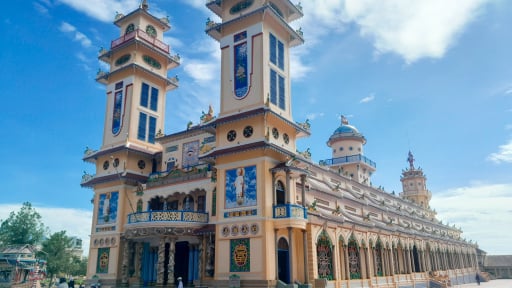 Trước giờ sáp nhập với Long An, đây là nơi có toà thánh đẹp huyền bí, điều bất ngờ là trụ cột chống đỡ làm bằng tre, cây tầm vông 