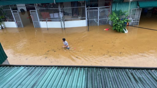 Mưa lớn gây sạt lở, ách tắc giao thông, nhiều nhà dân ở Lai Châu chìm trong biển nước