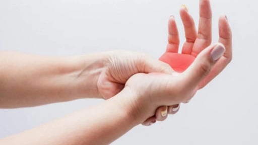  Run tay chân – Triệu chứng tưởng nhẹ nhưng ảnh hưởng nghiêm trọng đến cuộc sống