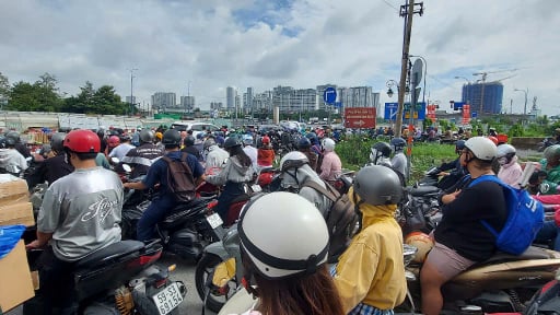 Giao thông ùn ứ kéo dài tại nút giao An Phú ở TP.HCM do cấm xe máy vào đường dẫn cao tốc