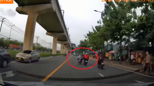 Xôn xao clip vung chân đạp khiến thanh niên đi xe máy té ngã trước đầu ô tô ở TP Thủ Đức