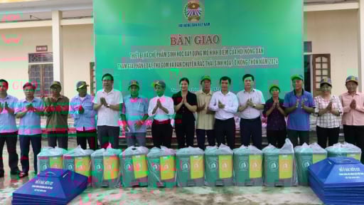 Nông dân Nam Định thu gom vỏ thuốc bảo vệ thực vật ngoài đồng, biến rác tại nhà thành phân bón