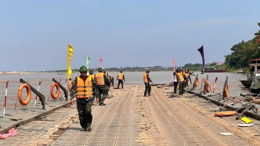 Cầu phao Phong Châu, phà quân sự vẫn tạm dừng hoạt động, người dân Phú Thọ di chuyển như nào?