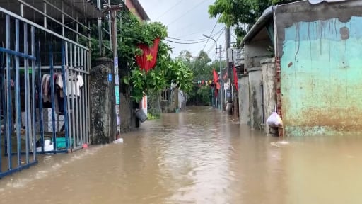 Clip: Mưa lớn do ảnh hưởng bão số 1, Đà Nẵng ngập nặng trong đêm, người dân trắng đêm kê dọn tài sản