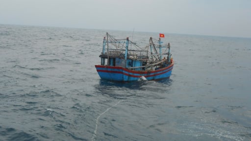 Tàu KN 363 cứu tàu cá Đà Nẵng gặp nạn trong bão số 1